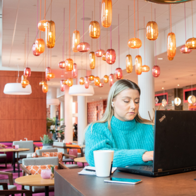 Lobbyjobba i vårt vardagsrum på Motel L