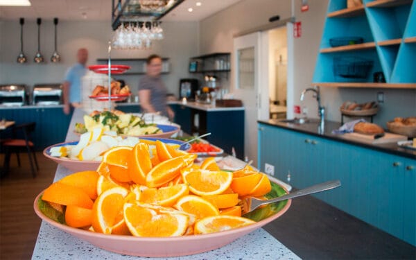 Frukostbuffé med skålar fyllda med apelsinklyftor.