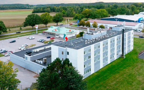 Flygbild över Good Morning Hotels Nyköping med intilliggande parkering och omgivande byggnader.