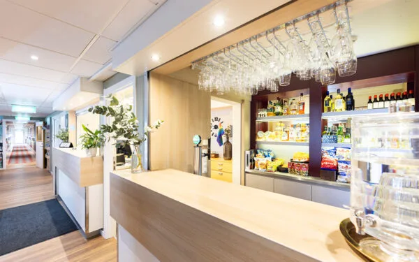 Hotellreception med bar som erbjuder drycker och snacks.