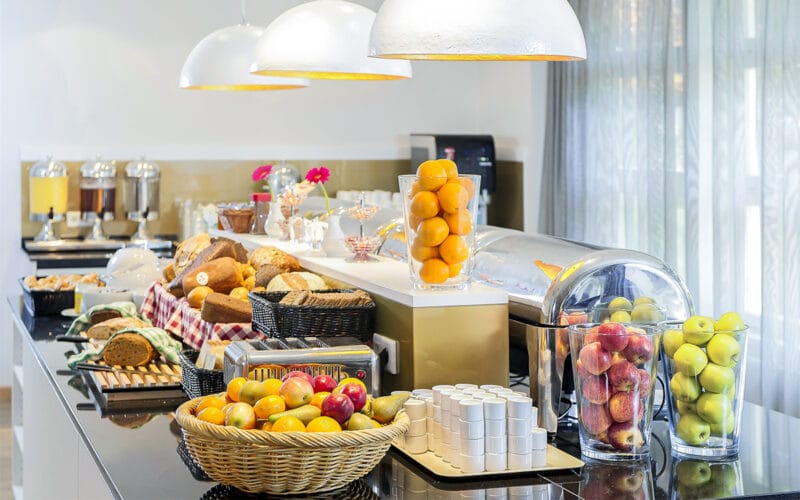 Frukostbuffé med frukt, bröd och juice.