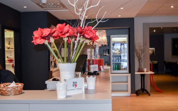 Lobby med blomsterdekoration på bord.