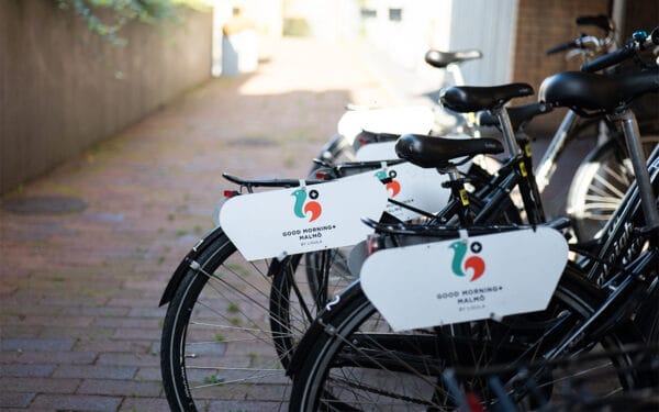 Cyklar med hotellets logotyp för gäster att låna eller hyra.