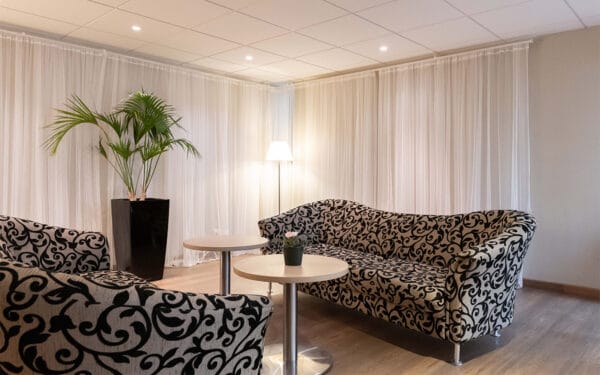 Sittgrupp med fåtöljer och växter.