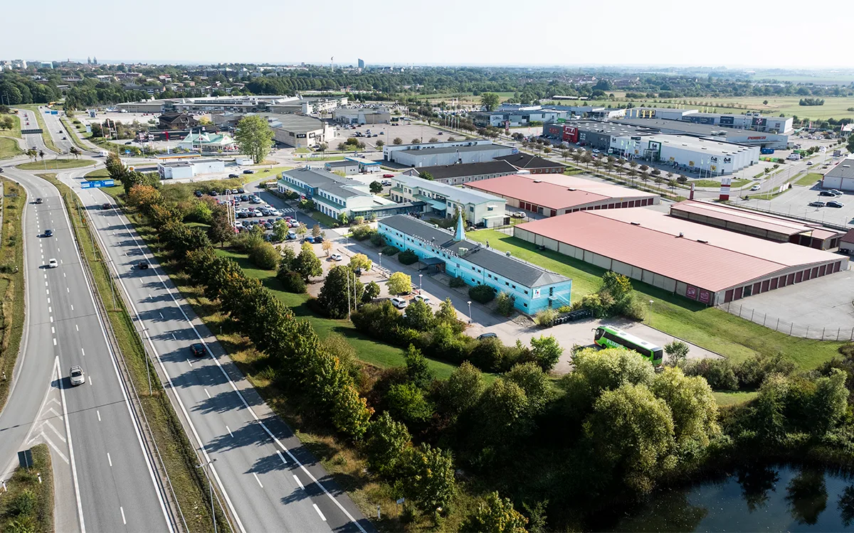 Udsigt over hotelområdet med tårne og grønne omgivelser.