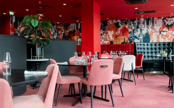Restaurang med rosa stolar och dukade bord på Restaurang Angelini