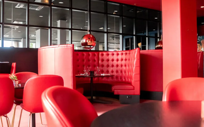 Restauranghörna med röda bås på Restaurang Angelini