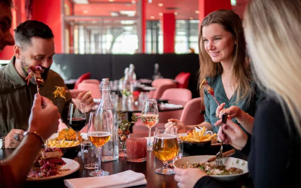 Vänner som skålar vid bord i restaurangen på restaurang angelini i halmstad