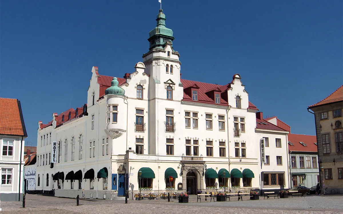 ProfilHotels Calmar Stadshotell – klassisk vit fasad med gröna markiser och torn, beläget vid Stortorget i Kalmar.