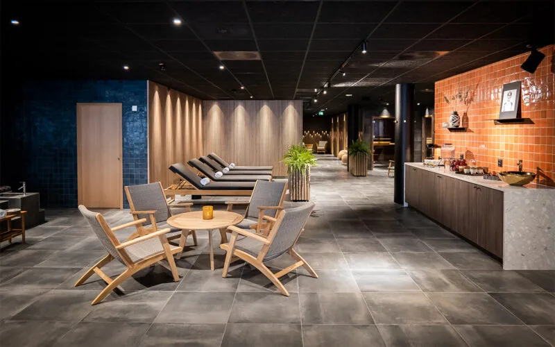 Relaxavdelning på Santai Spa i Kalmar med vilstolar och lugn belysning