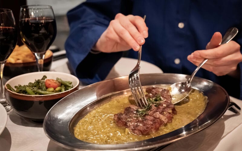 Kock serverar maträtt på tallrik i restaurang