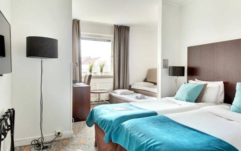 Dubbelrum med enkelsäng och modern inredning