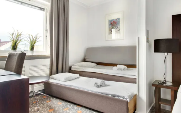 Dubbelrum med enkelsäng och modern inredning