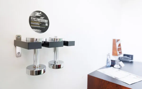 Hantlar på hotellrum för träning