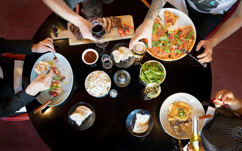 Bord uppdukat med flera rätter och drycker i restaurang
