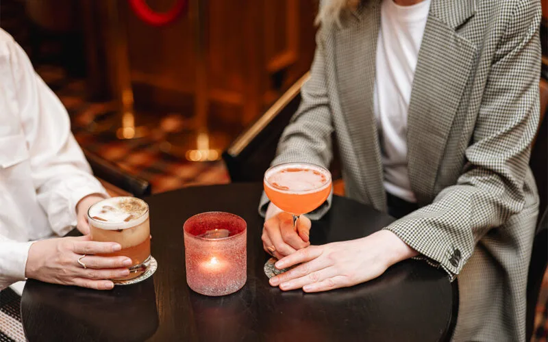 Bartender serverar cocktail i glas med dekoration