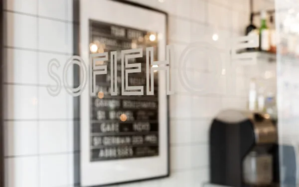 Detaljbild av vägg med meny och glasdetaljer.