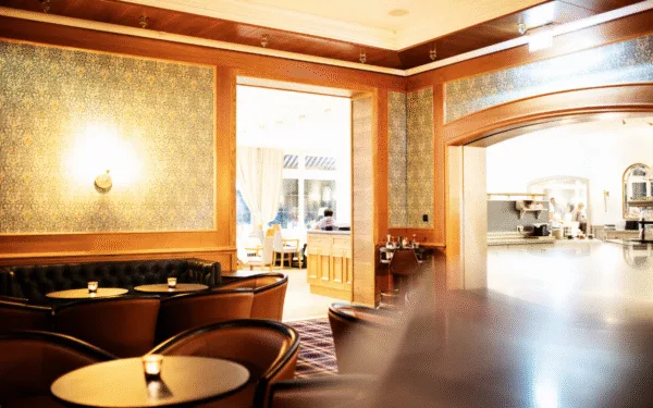 Blick von den Tischen und Stühlen in einer Bar