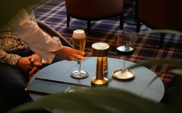 Getränkeplatzierung auf einem Tisch. Wein und Bier