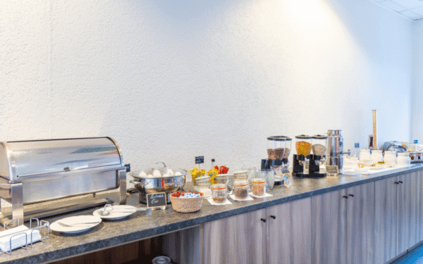 Frühstücksbuffet mit Chevy, Eiern, Marmeladen und Cerealien