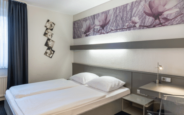 Zimmer mit Doppelbett, Beleuchtung und Wanddekoration