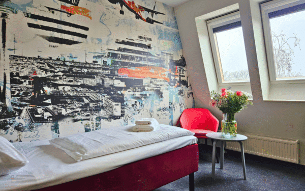 Hotel-Einzelzimmer mit Einzelbett, Tisch und Sitzgelegenheit