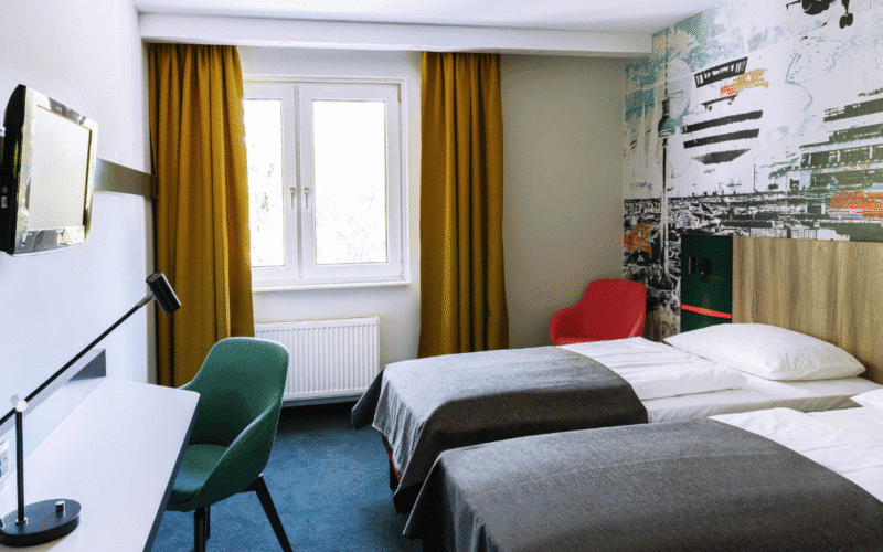 Zimmer mit zwei Einzelbetten, einem Schreibtisch und zwei Stühle