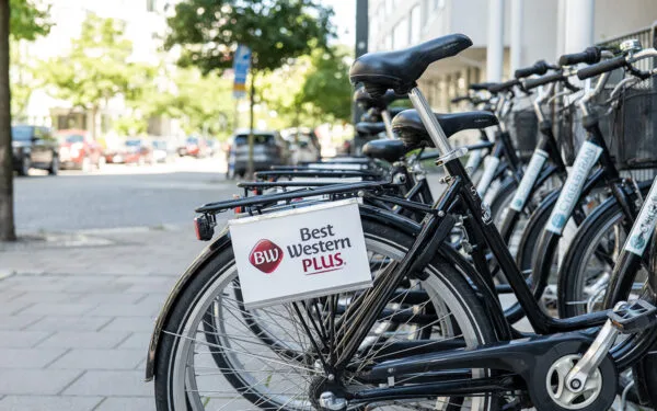 Hotellcyklar parkerade utanför hotellentrén.