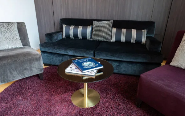 Sittgrupp med soffa, fåtöljer och soffbord.