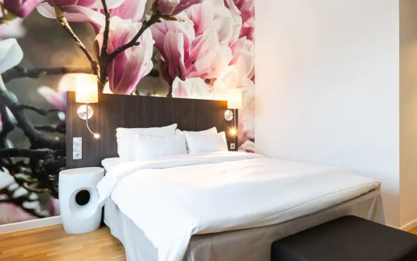 Dubbelsäng i hotellrum.