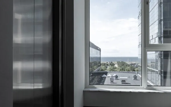 Utsikt genom ett fönster med havet och Öresundsbron i bakgrunden.