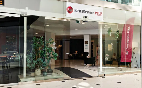 Hotellentré till Best Western Plus med glasdörrar.
