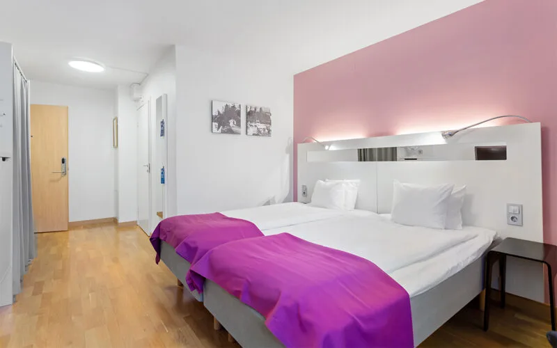 Modernt dubbelrum med två enkelsängar.