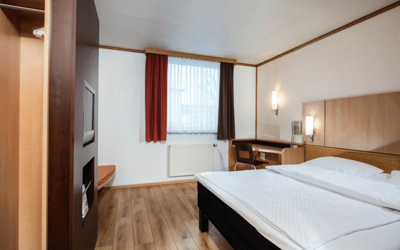 Hotelzimmer mit einem Doppelbett