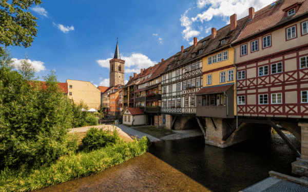 Brücke mit Fachwerkhäusern und einem Fluss