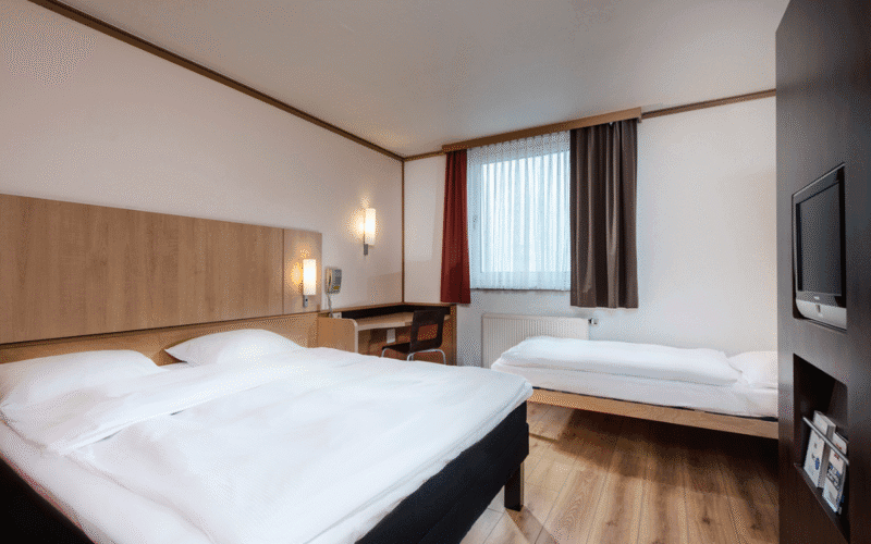 Hotelzimmer mit einem Doppelbett und einem Einzelbett