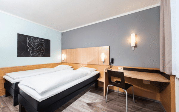 Hotelzimmer mit einem Doppelbett, einem Schreibtisch und ein Stuhl