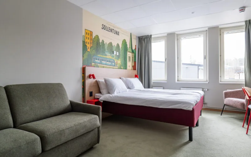 Familjerum med dubbelsäng och bäddsoffa i grönt