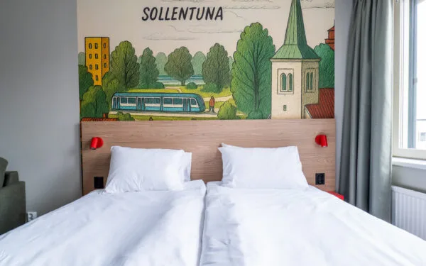 Detalj på sängen i hotellrummet