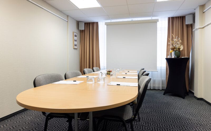 Mötesrum i styrelsesittning.