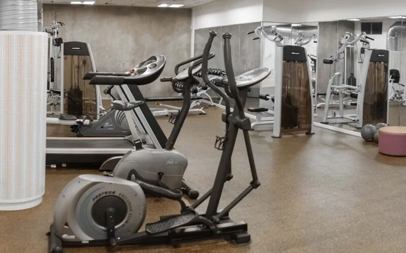 Hotellets fitnessområde med alle nødvendige maskiner