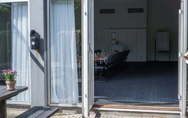 Kig indi mødelokale fra terrassen. 