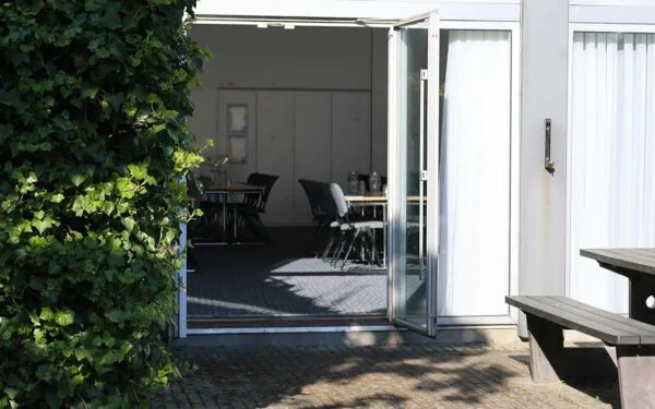 Indgang til mødelokale fra terrassen, hvor der er lys fra solen