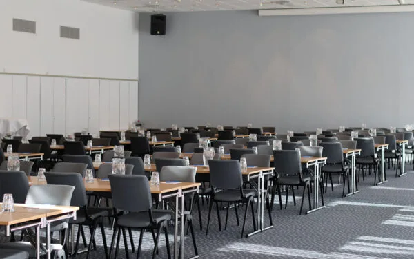 Stort mødelokale med opdækning