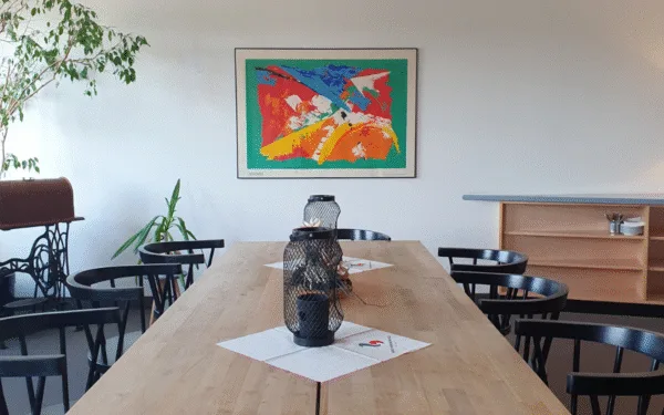 Lobby mit einem Tisch, Stühlen und Wanddekoration