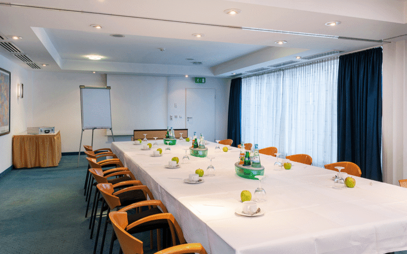 Tagungsraum mit Tische und Stühle in Blockform 