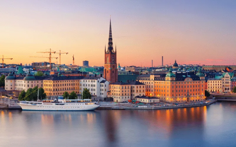 Utsikt över Riddarholmen i Stockholm vid solnedgång.