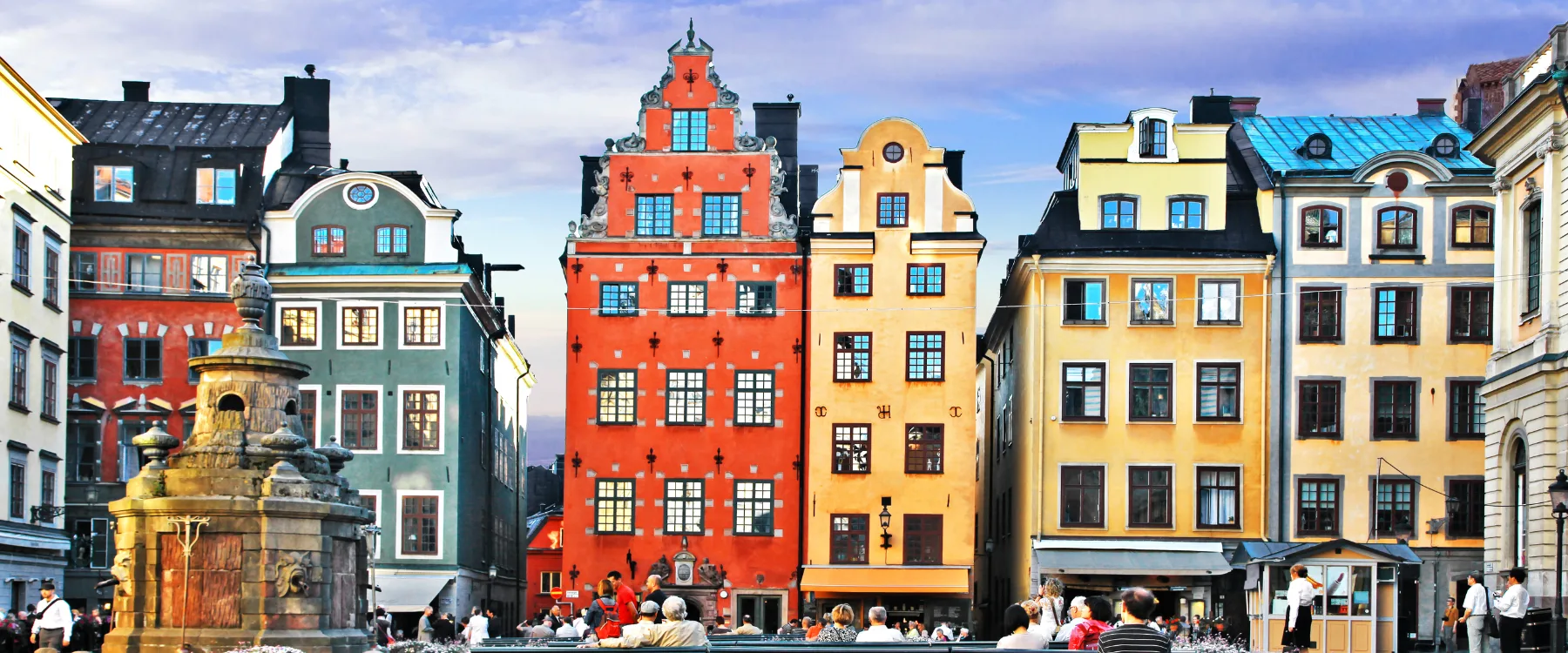 Färgglada historiska husfasader på Stortorget i Gamla stan, Stockholm.