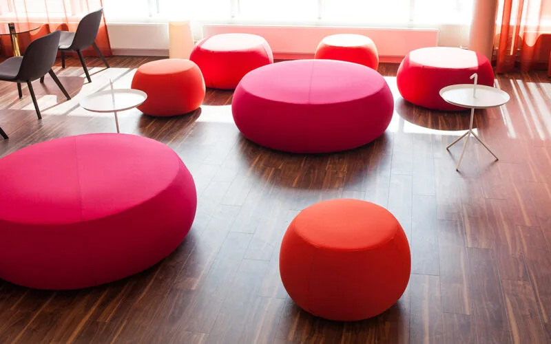 Färgstark lobby i ljus miljö.