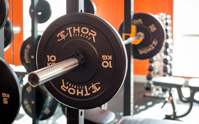 Hotellgym med styrketräningsutrustning och fria vikter